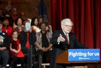 Warren Buffett là một trong các tỷ phú ủng hộ bà Hillary Clinton. Ảnh: Reuters