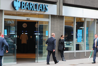 Cổ phiếu Barclays đã mất giá 50% trong một năm qua. Ảnh: FT
