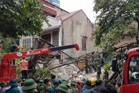 Nhà sập trong đêm khiến nhiều người bị kẹt bên trong.