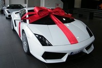 Xe nhập khẩu theo hình thức biếu tặng có giá trị lớn nhưng giá trị xuất bán khai báo chỉ bằng nửa giá vốn