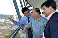 Thủ tướng Nguyễn Xuân Phúc (giữa) trao đổi với lãnh đạo BSR về hoạt động của nhà máy.