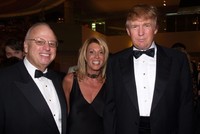 Doanh nhân Howard Lorber (ngoài cùng bên trái) là một trong những cố vấn thân cận của Donald Trump. Ảnh: dottieherman.com