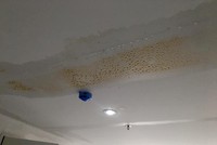 Trần nhà mới đưa vào sử dụng nhưng đã thấm nước
