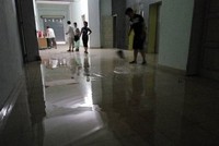 Các hộ dân dùng mọi biện pháp để tránh nước tràn vào nhà. Ảnh: X.H.