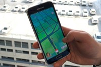 Các nhà bán lẻ có thể hòa mình vào cơn sốt Pokemon Go bằng cách tham gia trò chơi nhằm hiểu cách thức lôi kéo người tiêu dùng đến cửa hàng vừa mua sắm vừa săn các Pokemon quý. Ảnh: JLL