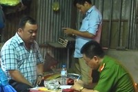 Công an lấy lời khai Nguyễn Văn Thảo, Giám đốc Công ty TNHH TMDV Mạnh Phát Thảo. Ảnh: Ngọc Hậu