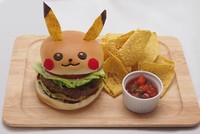 Rồng rắn xếp hàng mua Pokemon Burger