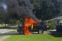  Khi chiếc xe Jeep bị cháy, chủ xe đang sạc Galaxy Note 7 trên đó