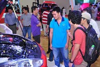Người tiêu dùng sẽ chuyển sang mua ô tô nhập khẩu mới thay vì ô tô cũ giá quá cao. Ảnh: QH