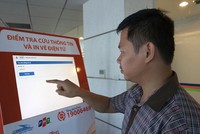 Hành khách có thể tự mua vé trên kios. Ảnh: Xuân Hoa