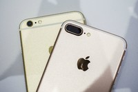 iPhone 7 Plus và phiên bản màu đen bóng Jet Black vẫn khan hàng và bị hét giá.