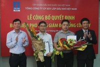 Ông Nguyễn Mạnh Tiến và Trần Minh Tuấn (hai người đứng giữa) trong ngày nhận quyết định chức Phó tổng giám đốc PVC giữa tháng 8/2015.