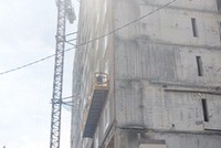 Hai công nhân rơi xuống khi đang đứng trên vận thăng nâng hàng ở độ cao hơn 20 m. Ảnh: Sơn Hòa