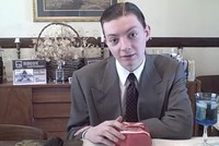 John trong một video nhận xét đồ ăn. Ảnh: YouTube
