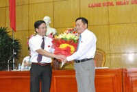 Chủ tịch HĐND tỉnh Lạng Sơn Hoàng Văn Nghiệm chúc mừng ông Hồ Tiến Thiệu. Ảnh: Báo Lạng Sơn 