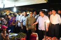 Nhiều tiểu thương tỏ ra bất ngờ khi trò chuyện trực tiếp với Thủ tướng. Ảnh: VGP/Quang Hiếu 