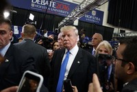  Donald Trump xin lỗi vì khoe thoải mái sàm sỡ phụ nữ