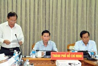 Phó chủ tịch UBND TP HCM Trần Vĩnh Tuyến chủ trì cuộc họp trực tuyến về cải cách hành chính. Ảnh: Trung Sơn