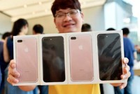 Các nhà bán lẻ ra thông báo phải tới 10/11 iPhone 7 và 7 Plus mới chính thức được bán ở Việt Nam, thay vì 15/10 như dự kiến. Ảnh: Telegraph.