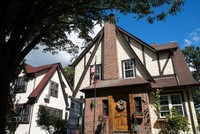 Bán đấu giá căn nhà đầu đời của Donald Trump