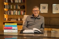 Bill Gates là người nổi tiếng thích đọc sách. Ảnh: Gatesnotes