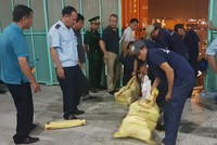 Hải quan thu các bao tang vật. Ảnh: Quốc Thắng