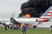 Phi cơ Mỹ chở 170 người bốc cháy trên đường băng