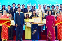 Bà Lê Như Hoa, Phó tổng giám đốc Vietinbank đón nhận Bằng khen của Thủ tướng Chính phủ và Giải thưởng “Doanh nghiệp vì người lao động” năm 2016