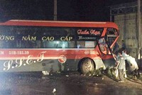 Ôtô khách hư hỏng phần đầusau cú tông liên hoàn. Ảnh: Phúc Hưng