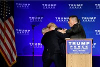 Bị đe dọa, Trump được sơ tán khẩn cấp khỏi sân khấu