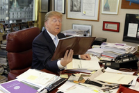 Donald Trump thích làm việc với giấy tờ hơn là thiết bị công nghệ.