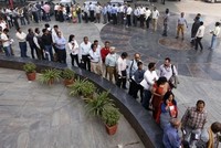 Người Ấn Độ đổ đến các ngân hàng để đổi tiền. Ảnh:BBC