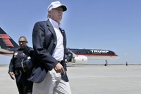  Bên trong chuyên cơ mạ vàng của Donald Trump