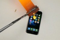 "Tra tấn" iPhone 7 bằng vàng nóng chảy