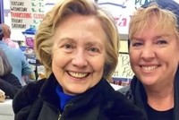 Bà Hillary Clinton (trái) chụp ảnh cùng chủ cửa hàng tạp hóa ở Chappaqua, New York. Ảnh: Linda Bosco