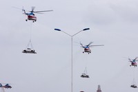  Trực thăng cẩu ôtô bay theo đội hình. Ảnh: Bảo Anh