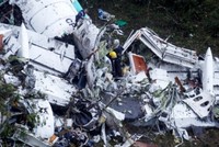 Các nhân viên cứu hộ làm việc tại hiện trường máy bay rơi ở Colombia. Ảnh: Reuters