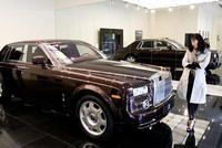 Một khách Trung Quốc đang xem Rolls-Royce Phantom giá 8 triệu NDT. Ảnh: BBC