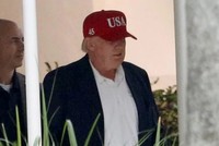 Tổng thống đắc cử Trump từng đội chiếc mũ mới trong dịp nghỉ lễ Tạ ơn cuối tháng trước. Ảnh: Reuters