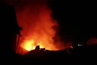 Lửa ngùn ngụt "nuốt" dãy nhà xưởng rộng 1.000m2 tại La Phù