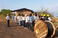 Ông Nguyễn Anh Sơn xuống tuyến để hướng dẫn những nhân viên Burundi nghiệp vụ.