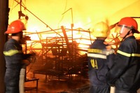 Các chiến sĩ PCCC dập lửa. Ảnh: P.T