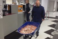 Mang hơn 7 tạ tiền xu đi nộp thuế ở Mỹ