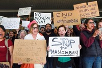 Người dân San Francisco biểu tình phản đối lệnh hạn chế hhập cư của Tổng thống Trump. Ảnh: Reuters