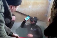 iPhone 7 Plus vẫn hoạt động sau 13 giờ bị rơi trong hố băng