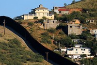 Bức tường ngăn biên giới Mỹ và Mexico ước tính cần 20 tỷ USD. Ảnh: Reuters