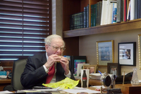 Warren Buffett thường ăn đồ ăn nhanh vào bữa sáng. Ảnh: HBO