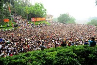 Biển người chen chân trong ngày giỗ Tổ năm 2016. Ảnh: Giang Huy.