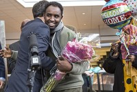 Một người nhập cư vui mừng khi được nhập cảnh tại sân bay Mỹ, sau khi sắclệnh hạn chế bị tạm dừng. Ảnh: Seatle Times