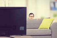 Người dùng đang xem TV và chính TV cũng có thể theo dõi người dùng.